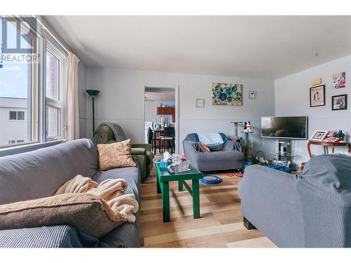 6026 Kootenay Street, Oliver, BC - Indoor Photo Showing Living Room