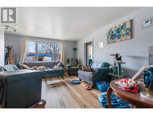 6026 Kootenay Street, Oliver, BC - Indoor Photo Showing Living Room