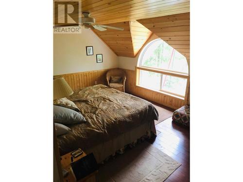 12 Hummingbird Cove, Seymour Arm, BC - Indoor Photo Showing Bedroom