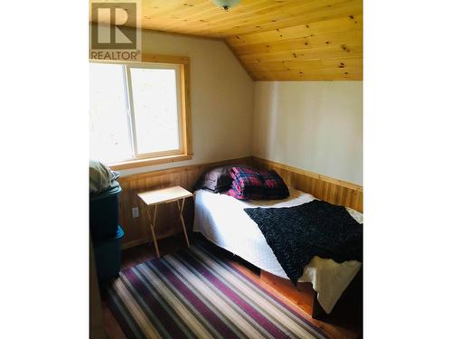 12 Hummingbird Cove, Seymour Arm, BC - Indoor Photo Showing Bedroom