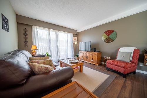 201 - 51 Ridgemont Drive, Fernie, BC - Indoor Photo Showing Living Room
