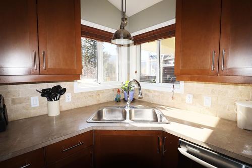 2275 Selkirk Place, Grand Forks, BC - Indoor Photo Showing Kitchen With Double Sink