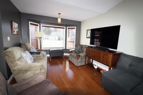 2275 Selkirk Place, Grand Forks, BC - Indoor Photo Showing Living Room