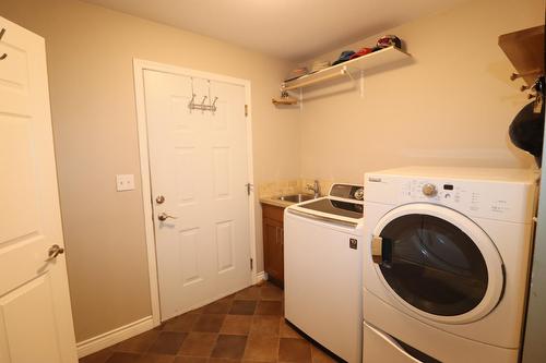 2275 Selkirk Place, Grand Forks, BC - Indoor Photo Showing Laundry Room