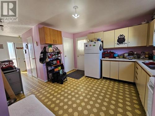 115 Valleyview Crescent, Tumbler Ridge, BC - Indoor Photo Showing Kitchen With Double Sink