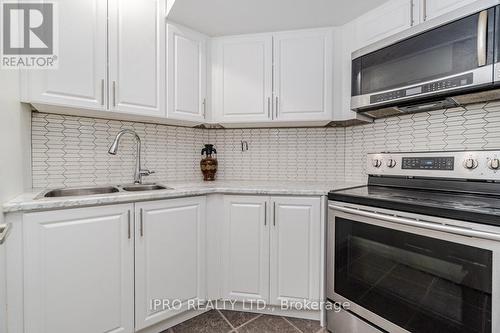 12 Bankfield Cres, Hamilton, ON - Indoor Photo Showing Kitchen With Double Sink With Upgraded Kitchen