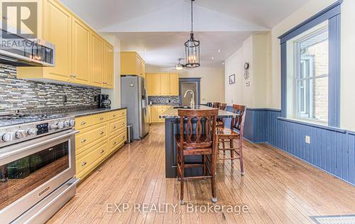 30 Head St, Mapleton, ON - Indoor Photo Showing Kitchen With Upgraded Kitchen