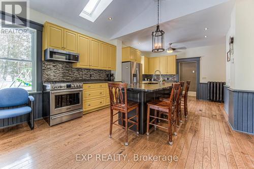 30 Head St, Mapleton, ON - Indoor Photo Showing Kitchen With Upgraded Kitchen