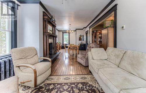 30 Head Street, Mapleton, ON - Indoor Photo Showing Living Room