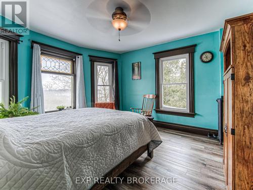 30 Head Street, Mapleton, ON - Indoor Photo Showing Bedroom