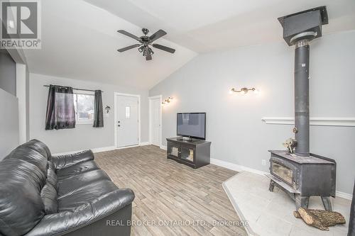 25 Sharpe Ave, Welland, ON - Indoor Photo Showing Living Room