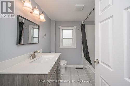25 Sharpe Ave, Welland, ON - Indoor Photo Showing Bathroom
