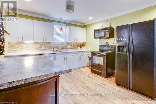 14 Alma St, St. Thomas, ON - Indoor Photo Showing Kitchen With Double Sink