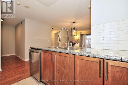 #426 -18 Harding Blvd, Richmond Hill, ON - Indoor Photo Showing Kitchen With Double Sink