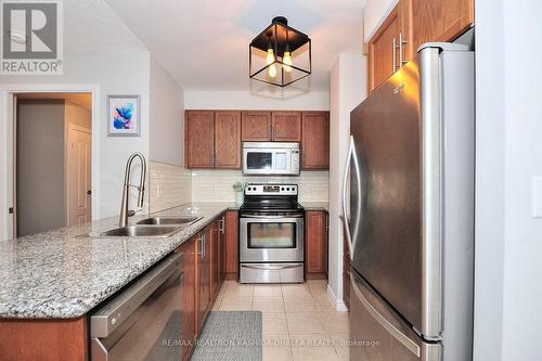 #426 -18 Harding Blvd, Richmond Hill, ON - Indoor Photo Showing Kitchen With Double Sink With Upgraded Kitchen