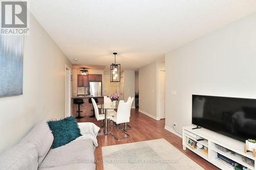 #426 -18 Harding Blvd, Richmond Hill, ON - Indoor Photo Showing Living Room