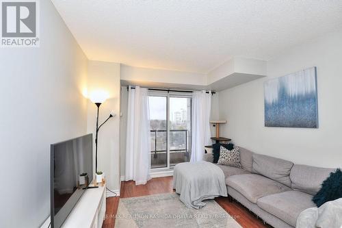 #426 -18 Harding Blvd, Richmond Hill, ON - Indoor Photo Showing Living Room