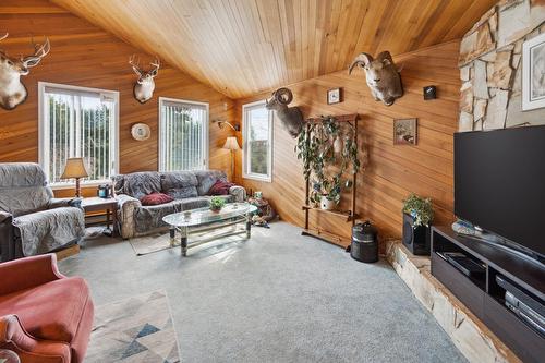 1176 Marshall Road, Castlegar, BC - Indoor Photo Showing Living Room