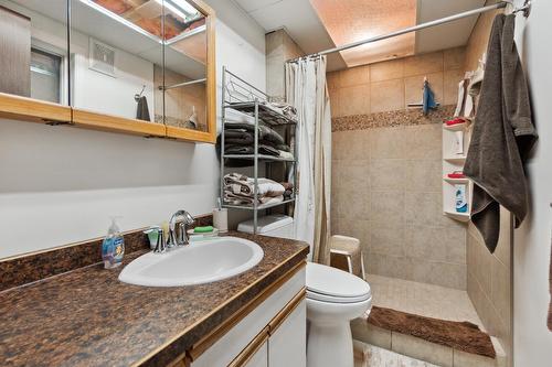 1176 Marshall Road, Castlegar, BC - Indoor Photo Showing Bathroom