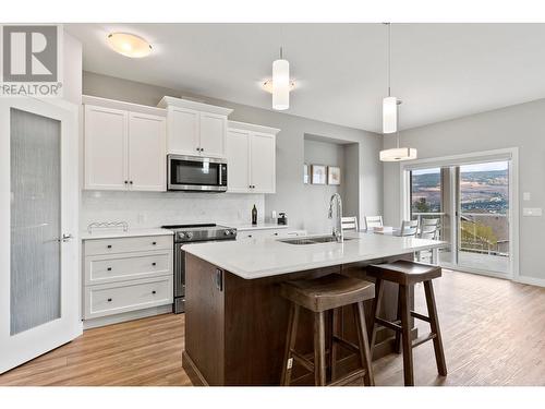 671 Yorkville Street, Kelowna, BC - Indoor Photo Showing Kitchen With Upgraded Kitchen