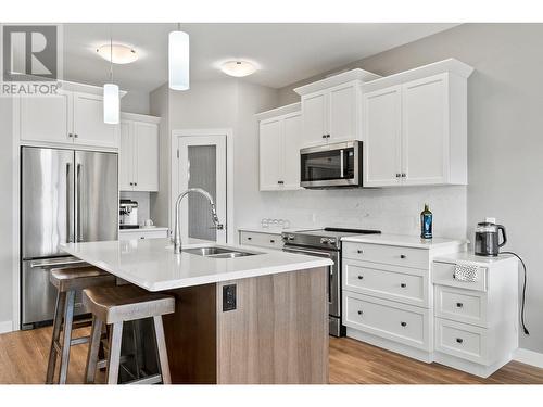 671 Yorkville Street, Kelowna, BC - Indoor Photo Showing Kitchen With Double Sink With Upgraded Kitchen