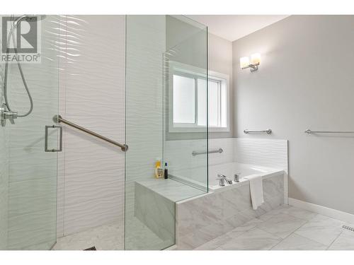 671 Yorkville Street, Kelowna, BC - Indoor Photo Showing Bathroom