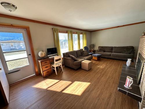 770 9Th Avenue, Montrose, BC - Indoor Photo Showing Living Room