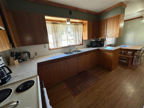 770 9Th Avenue, Montrose, BC - Indoor Photo Showing Kitchen With Double Sink