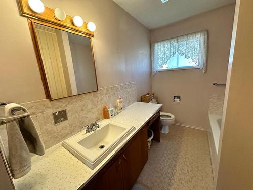 770 9Th Avenue, Montrose, BC - Indoor Photo Showing Bathroom