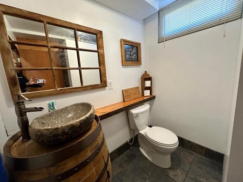 770 9Th Avenue, Montrose, BC - Indoor Photo Showing Bathroom