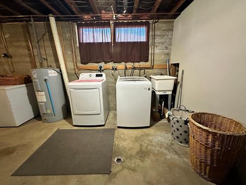 770 9Th Avenue, Montrose, BC - Indoor Photo Showing Laundry Room