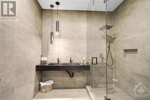 7 Calvert Street, Ottawa, ON - Indoor Photo Showing Bathroom