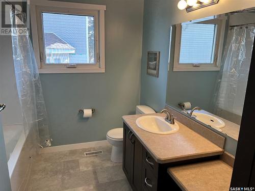 504 4Th Street S, Weyburn, SK - Indoor Photo Showing Bathroom