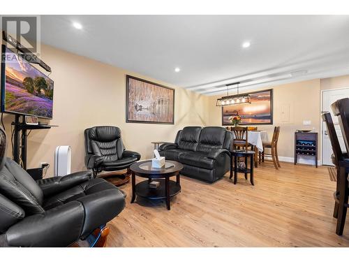 715 Leathead Road Unit# 143, Kelowna, BC - Indoor Photo Showing Living Room