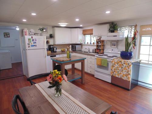 113 Ferry Avenue, Castlegar, BC - Indoor Photo Showing Kitchen