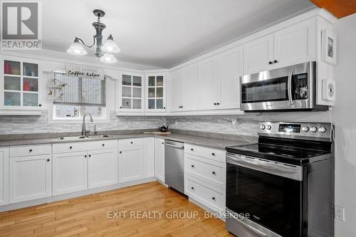 112 Bush Lane, Prince Edward County, ON - Indoor Photo Showing Kitchen With Double Sink