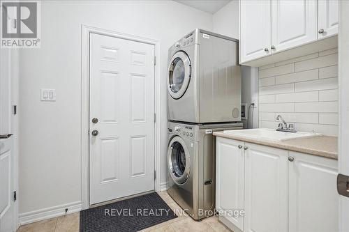 68 Galloway Trail, Welland, ON - Indoor Photo Showing Laundry Room