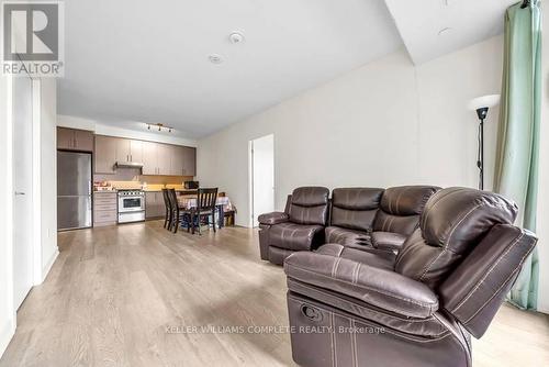 #805 -212 King William St, Hamilton, ON - Indoor Photo Showing Living Room