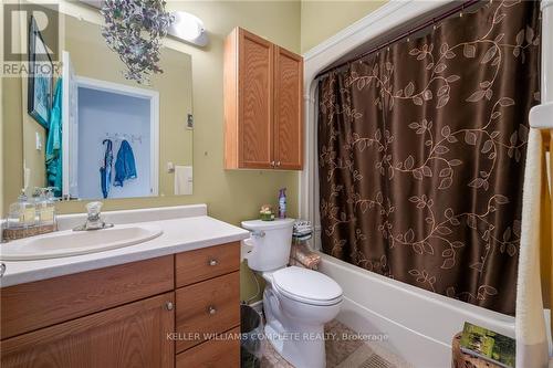 31 Ormerod Clse, Hamilton, ON - Indoor Photo Showing Bathroom