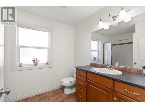940 Mayfair Road, Kelowna, BC - Indoor Photo Showing Bathroom