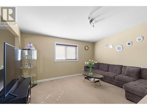 940 Mayfair Road, Kelowna, BC - Indoor Photo Showing Living Room