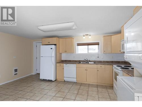 940 Mayfair Road, Kelowna, BC - Indoor Photo Showing Kitchen With Double Sink