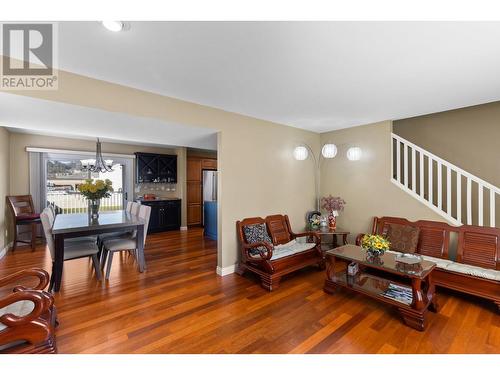 940 Mayfair Road, Kelowna, BC - Indoor Photo Showing Living Room