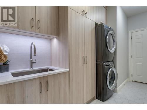 4480 Gallaghers Forest S, Kelowna, BC - Indoor Photo Showing Laundry Room