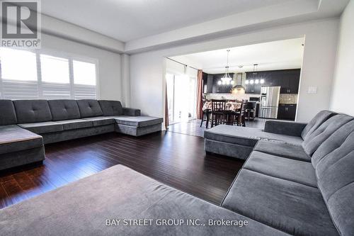 490 Silverwood Ave, Welland, ON - Indoor Photo Showing Living Room