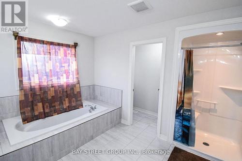 490 Silverwood Ave, Welland, ON - Indoor Photo Showing Bathroom