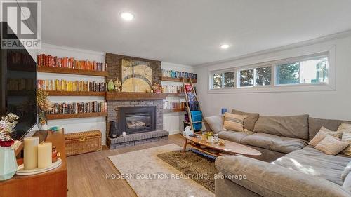 10 Thicketwood Crt, Brantford, ON - Indoor Photo Showing Living Room With Fireplace