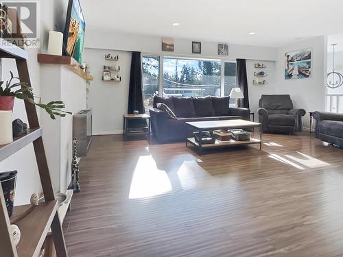 909 Begbie Crescent, Williams Lake, BC - Indoor Photo Showing Living Room