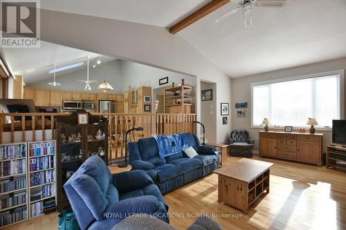 21 Kelley Cres, Wasaga Beach, ON - Indoor Photo Showing Living Room