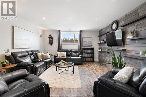 624 Highway 77, Leamington, ON - Indoor Photo Showing Living Room